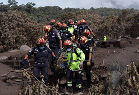 Los organismos de rescate en San Miguel Los Lotes (Guatemala)