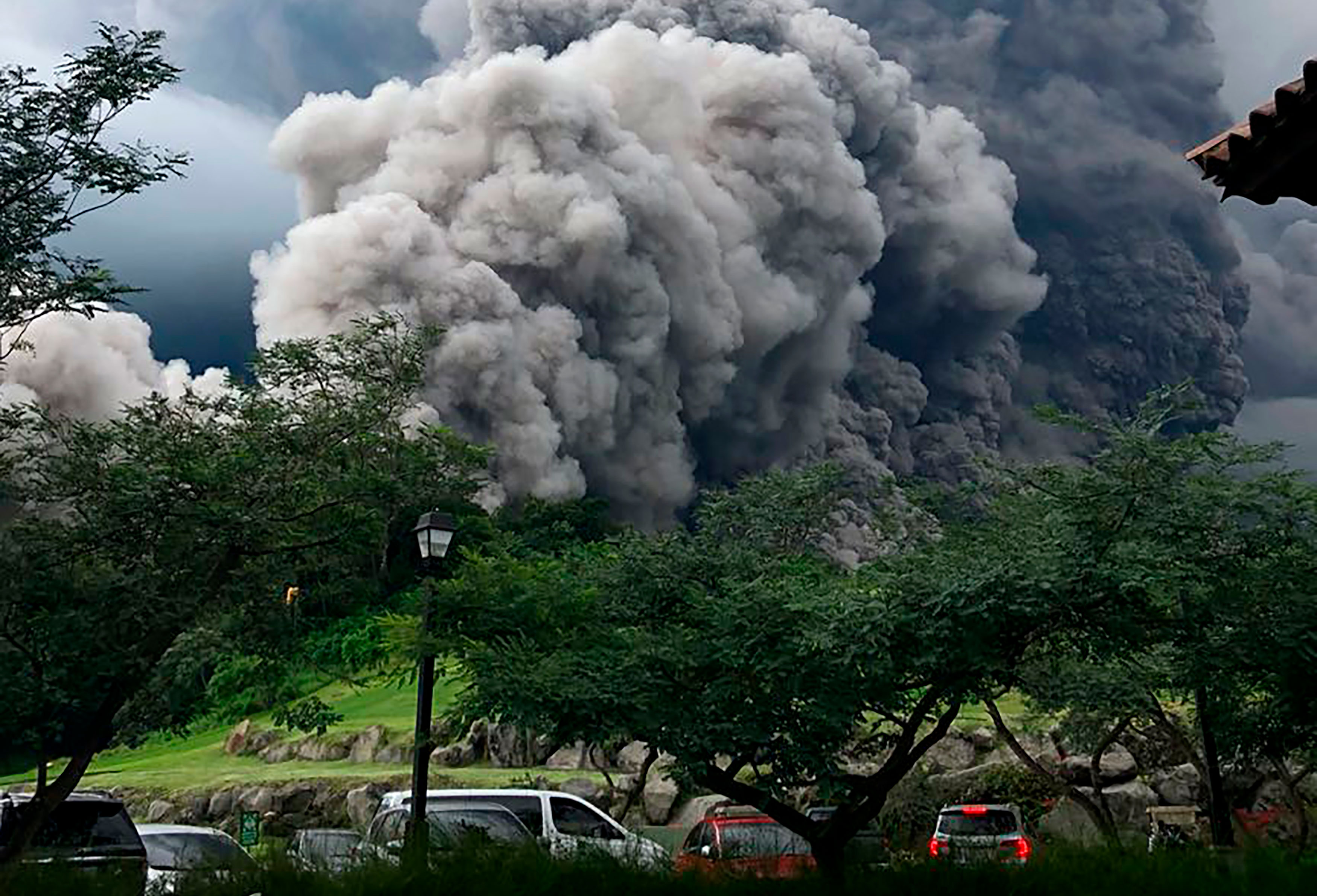 Erupción del volcán de fuego en Guatemala las imágenes más impactantes