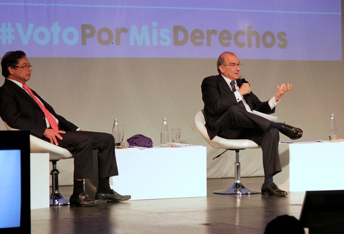 Gustavo Petro y Humberto de la Calle durante un foro en Bogotá, el 4 de mayo de 2018