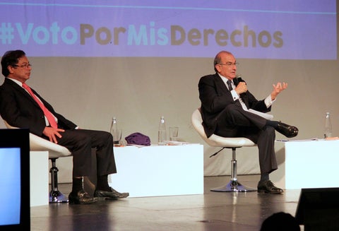 Gustavo Petro y Humberto de la Calle durante un foro en Bogotá, el 4 de mayo de 2018