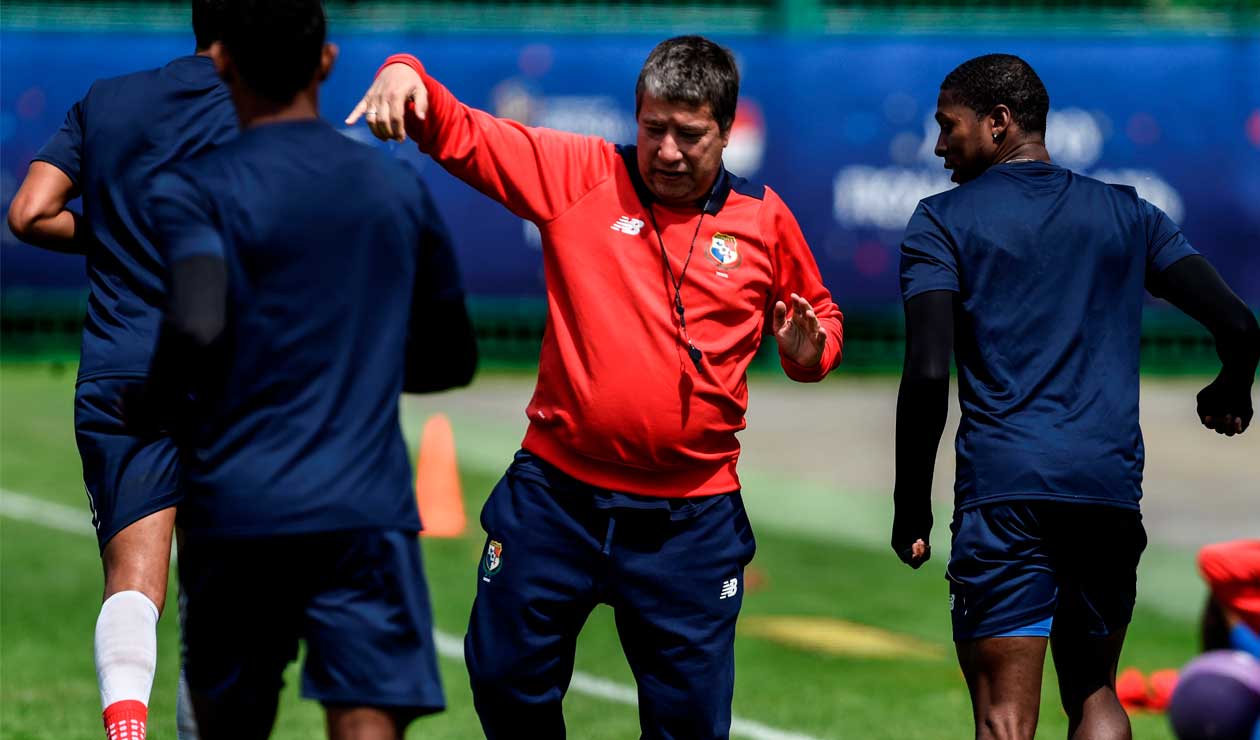 Hernán Darío Gómez, técnico de Panamá, antes del debut ante Bélgica