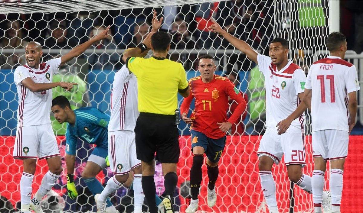 Una jugada polémica le dio el paso a los españoles a los octavos de final