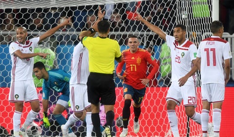 Una jugada polémica le dio el paso a los españoles a los octavos de final