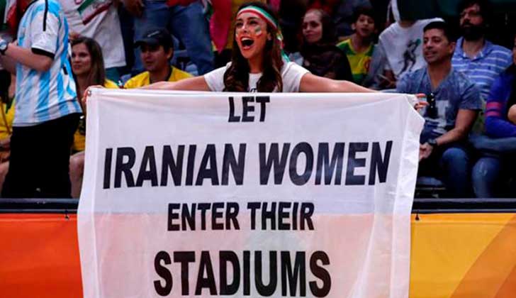 "Dejen a las mujeres de Irán entrar en los estadios", pancarta en el Mundial.