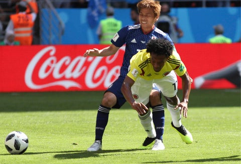 Juan Cuadrado disputando un balón ante un rival japonés