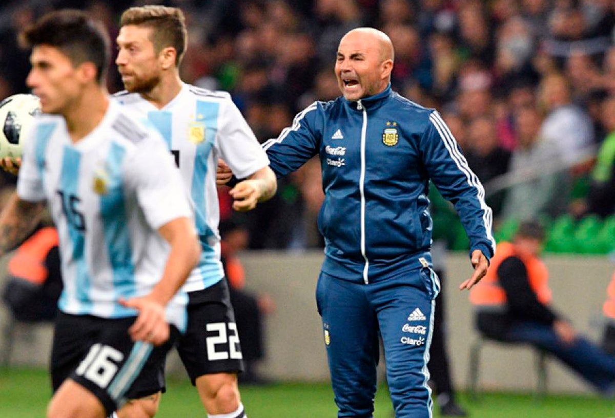 Jorge Sampaoli en un partido con Argentina