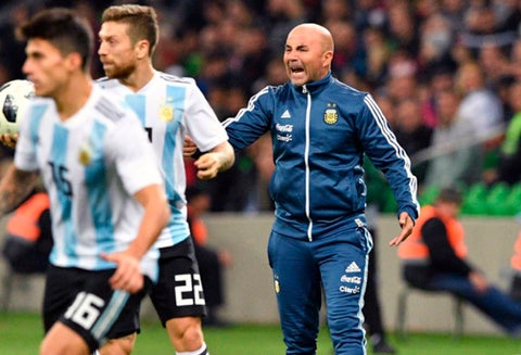 Jorge Sampaoli en un partido con Argentina