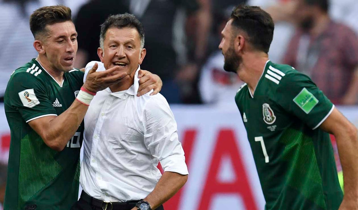 Juan Carlos Osorio celebrando el triunfo histórico de México ante Alemania