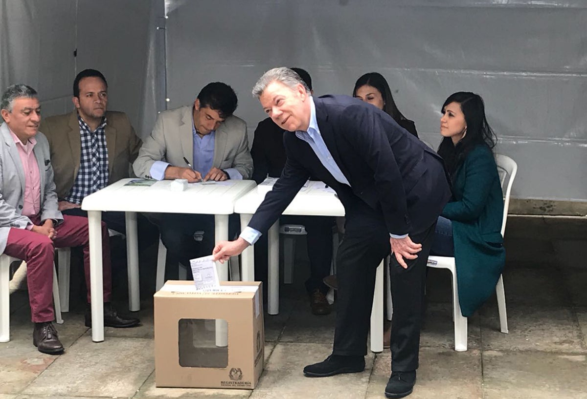 Juan Manuel Santos ya votó en la segunda vuelta presidencial