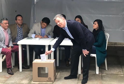Juan Manuel Santos ya votó en la segunda vuelta presidencial