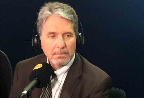 Kevin Whitaker, embajador de Estados Unidos en Colombia, en la cabina de LA FM