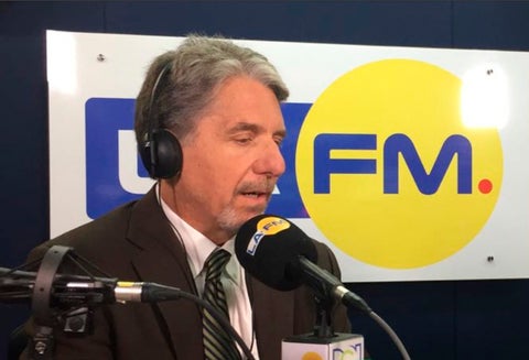 Kevin Whitaker en la cabina de LA FM