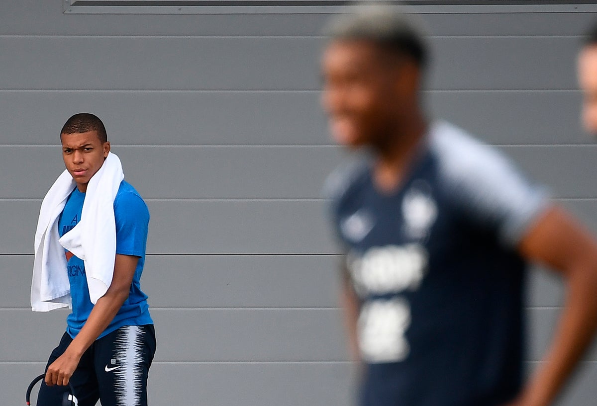 En el fondo Kylian Mbappé