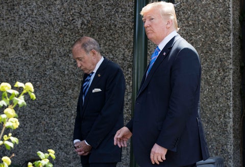 Larry Kudlow en compañía de Donald Trump