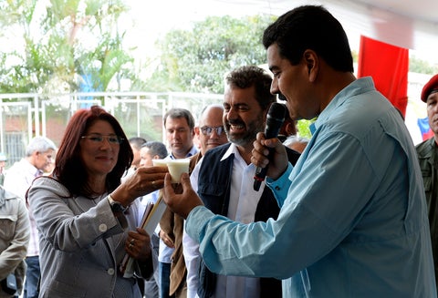 Nicolás Maduro y su esposa Cilia Flores tomando leche, durante un programa de televisión hecho en Caracas el 16 de octubre de 2013