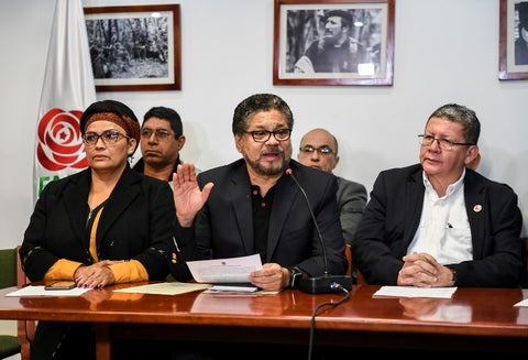 Iván Márquez (cen.), Amparo Sandino (izq.) y Pablo Catatumbo, miembros del partido político Farc.