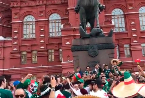 Hinchas mexicanos se reúnen en la Plaza Roja