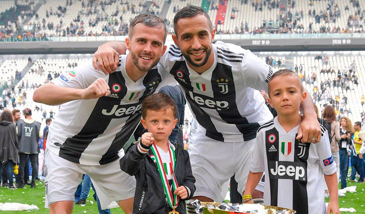 Miralem Pjanic (izq) está cerca de convertirse en jugador del Barcelona