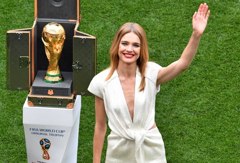 Natalia Vodianova, la supermodelo rusa de delgadez extrema que presentó la copa Jules Rimet en Rusia 2018.
