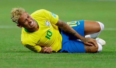 Neymar tras una falta en Rusia 2018