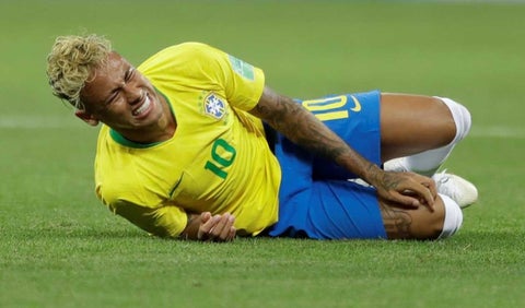 Neymar ha sido criticado por exagerar las faltas en su contra