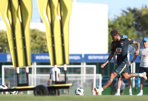 Neymar durante un entrenamiento con Brasil