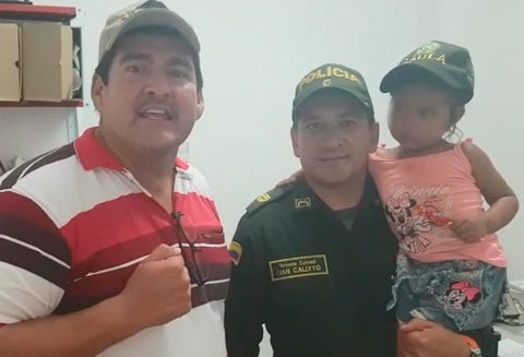 La autoridad en el momento del anuncio con la niña rescatada