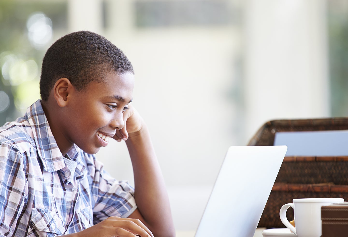 Niño estudiando online