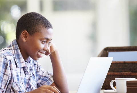 Niño estudiando online