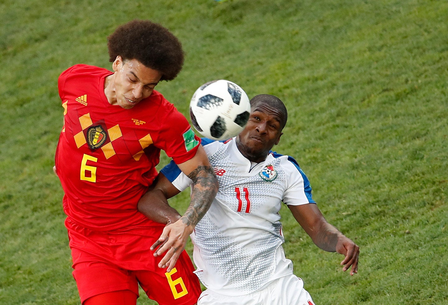 Axel Witsel y Armando Cooper disputando el balón en el Bélgica vs Panamá