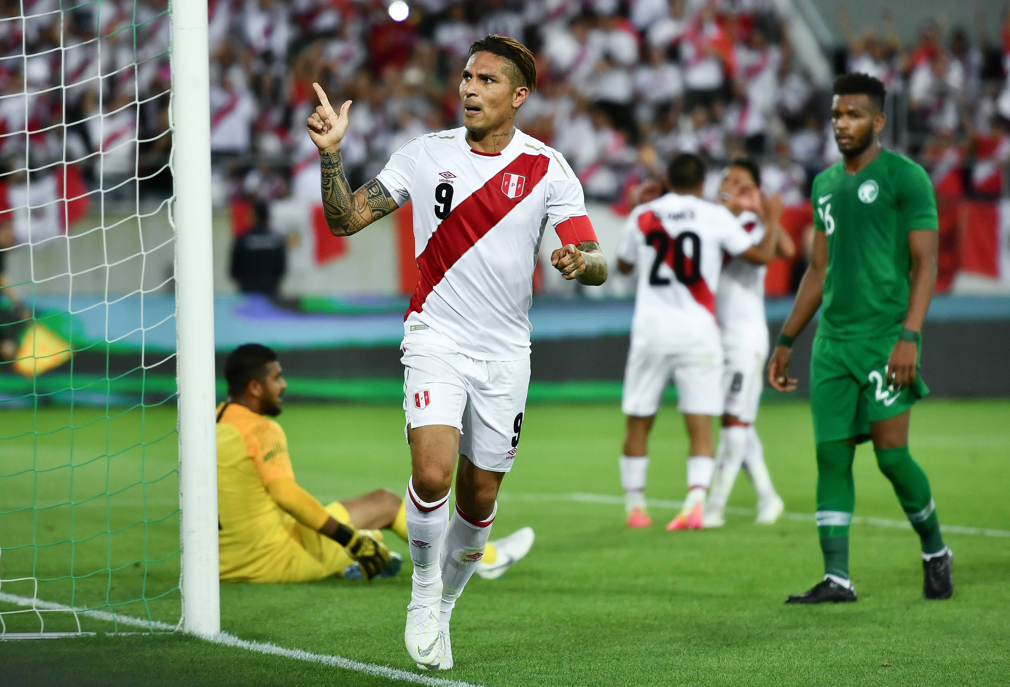 Paolo Guerrero tras anotarle a Arabia Saudita