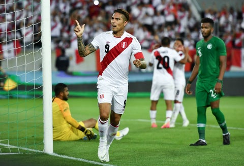Paolo Guerrero tras anotarle a Arabia Saudita