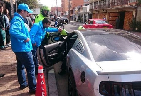 Auto estacionado en la calle en Bogotá