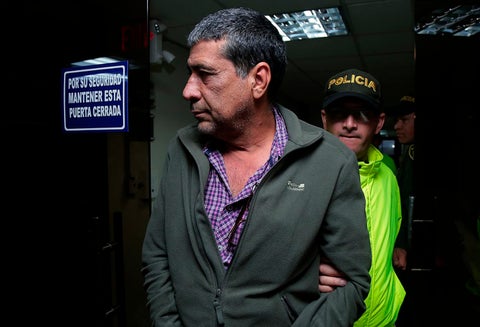 Pedro Aguilar siendo custodiado por la autoridad