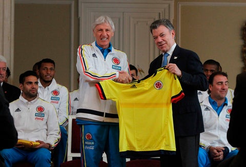 El técnico José Pékerman y el presidente Juan Manuel Santos, el 29 de mayo de 2015 en Bogotá