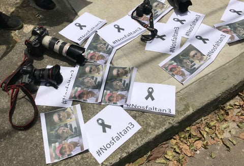Periodistas, camarógrafos y reporteros gráficos de Bogotá realizaron un plantón en solidaridad por los periodistas ecuatorianos asesinados, el 16 de abril de 2018 en Bogotá
