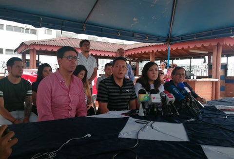 Familiares de los periodistas ecuatorianos asesinados, en rueda de prensa en Cali