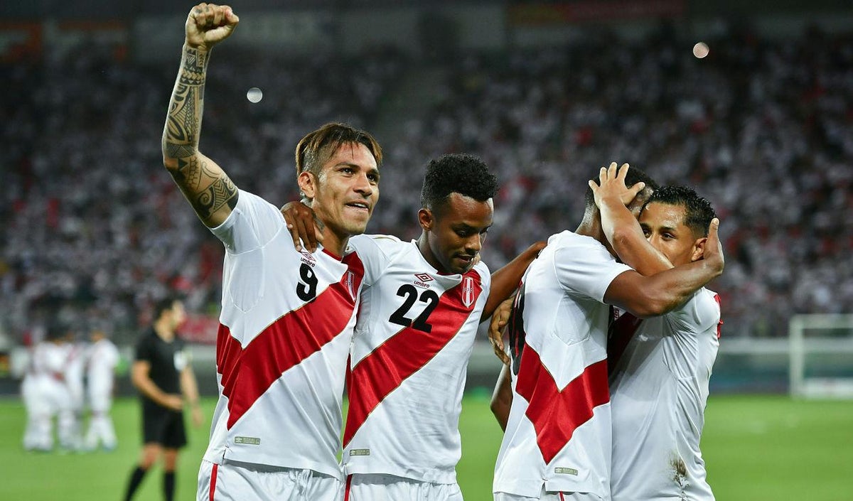 Paolo Guerrero celebra junto a sus compañeros de la Selección peruana