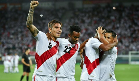 Paolo Guerrero celebra junto a sus compañeros de la Selección peruana