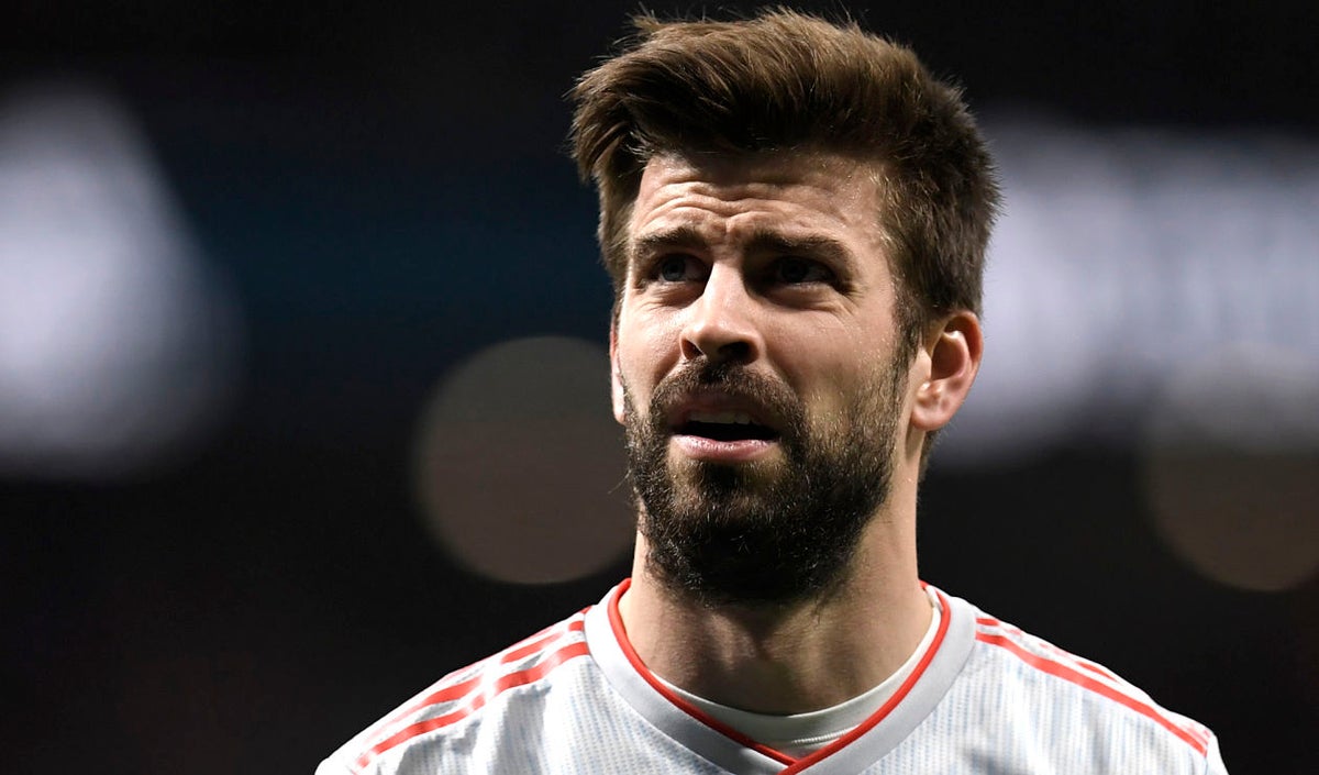 Piqué mira hacia la tribuna en el amistoso: España y Argentina en el Estadio Wanda Metropolitano