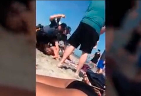 Policía golpea a una joven