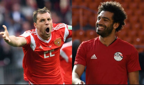 Artem Dzyuba, delantero de Rusia y Mohamed Salah, delantero de Egipto
