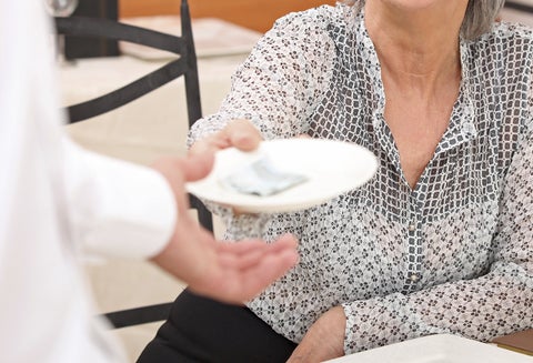 Mujer pagando propina