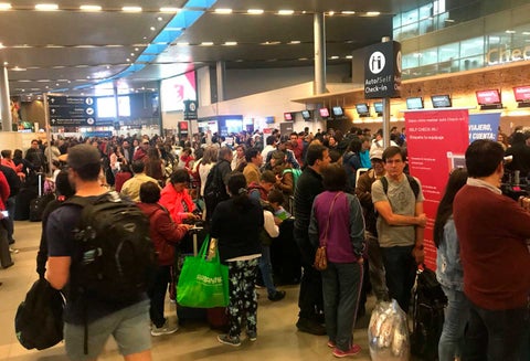Pasajeros afectados por retrasos en vuelos en El Dorado