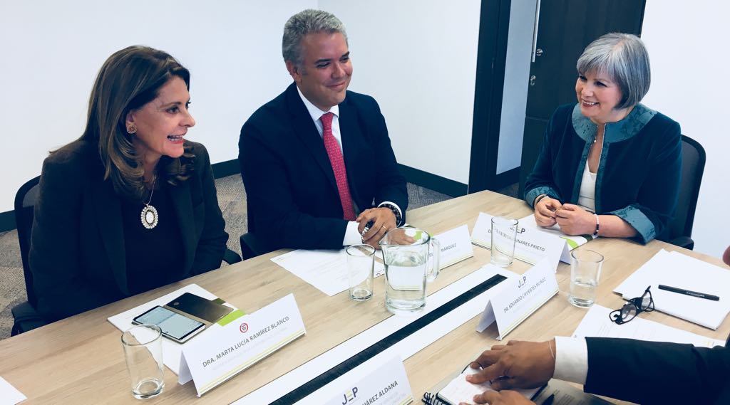 El presidente electo, Iván Duque (cen.), se reunió con la presidenta de la JEP, Patricia Linares (der.). En la reunión estuvo la vicepresidenta electa, Marta Lucía Ramírez.