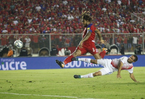 Román Torres en la histórica anotación del gol que envió a Rusia a Panamá