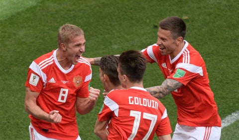 Yuri Gazinskiy celebrando el primero gol en el Mundial