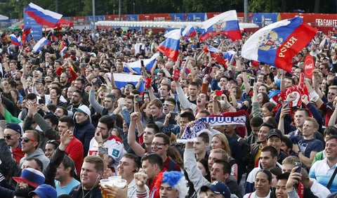 Aficionados de Rusia a las afueras del estadio Luzhniki de Moscú