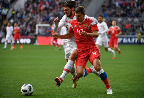 El turco Okay Yokuslu en acción con el ruso Roman Zobnin, en el estadio VEB Arena de Moscú