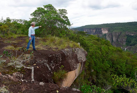 Santos señalando una zona de cultivos ilícitos